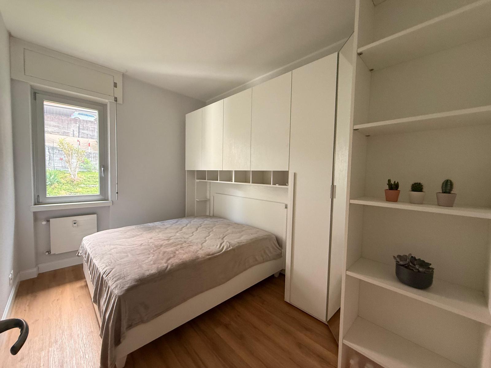 Camera da letto con armadio su misura e libreria