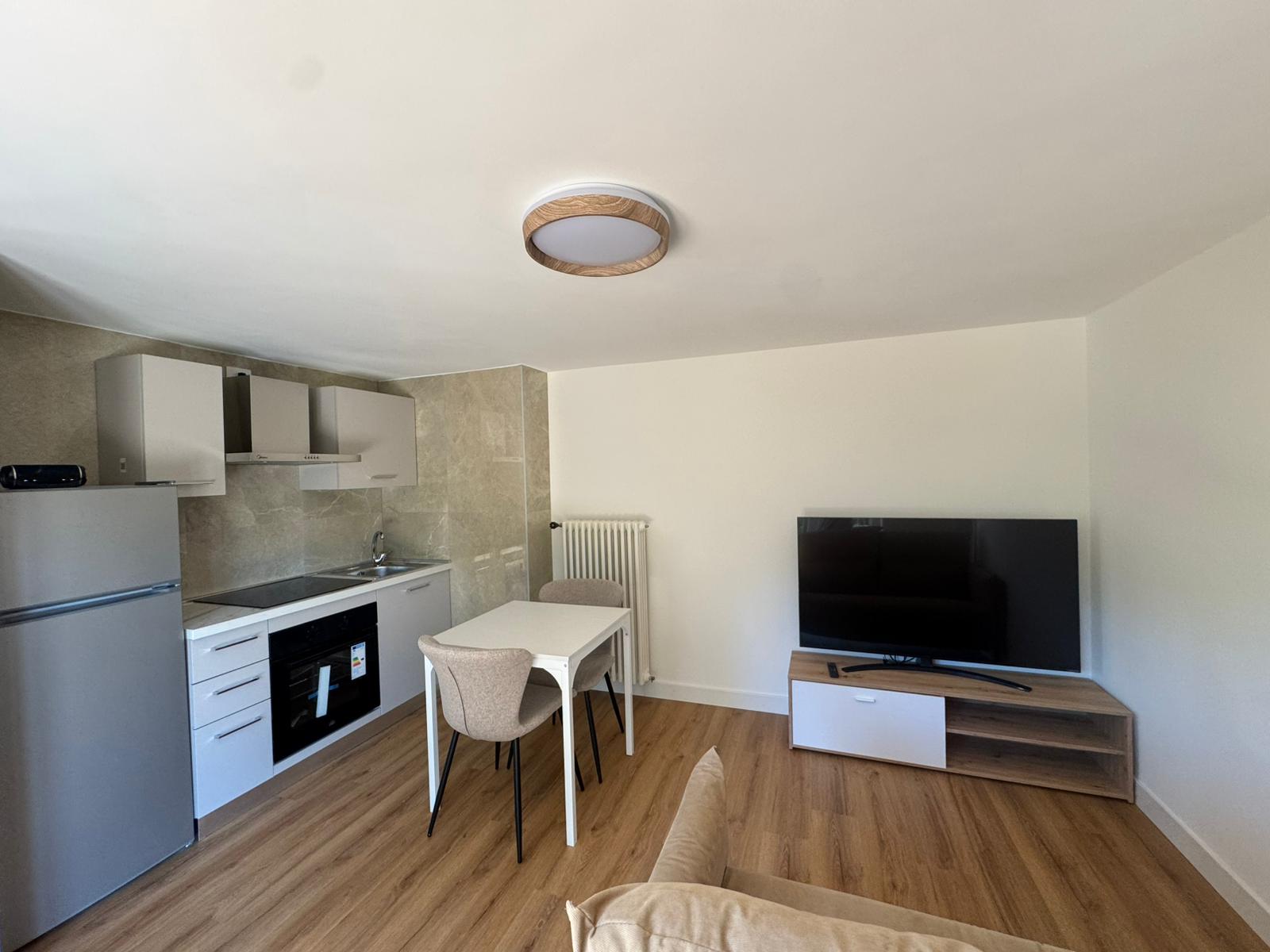 Open space con cucina, zona pranzo e soggiorno